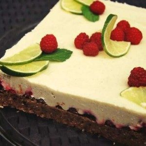 raw limektová torta s malinami