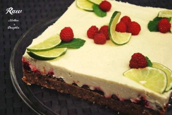 raw limektová torta s malinami