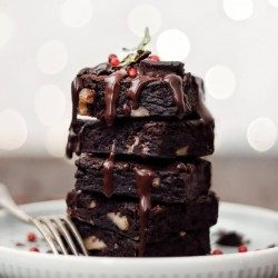 Vegan brownies s ríbezľovým džemom
