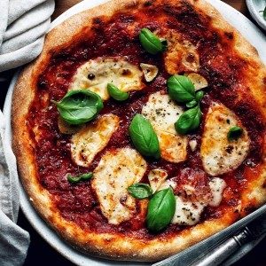 vegánska mozarella a pizza margherita
