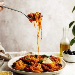 Vegan špagety puttanesca