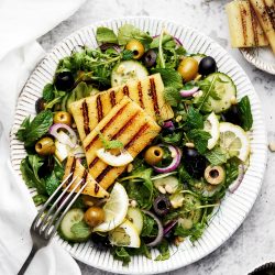 Šalát s vegan halloumi "syrom" a tahini -"medovým" dresingom