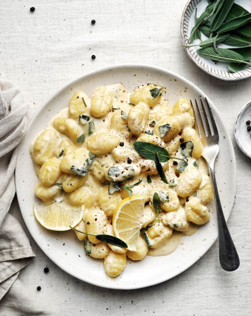 vegánske gnocchi so šalviou a smotanou