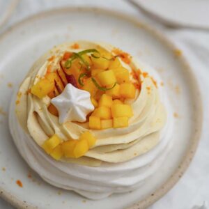 Vegan Pavlova torta so šľahanou ganache