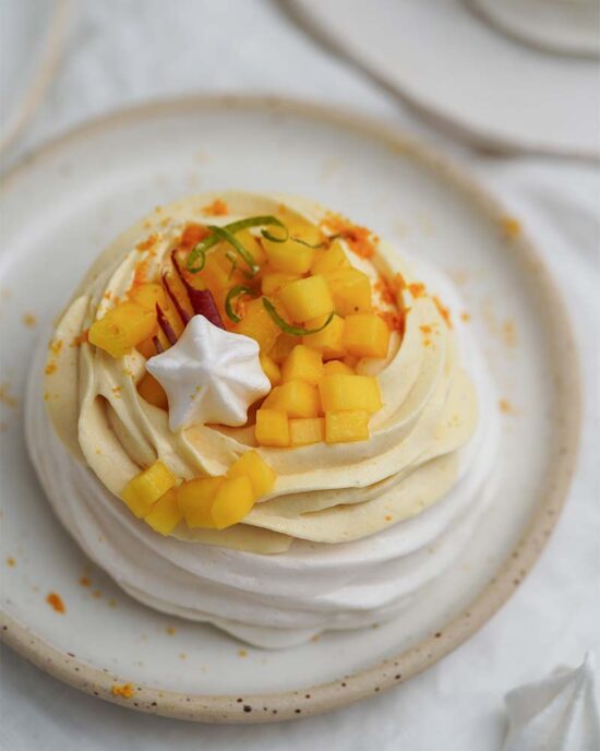 Vegan Pavlova torta so šľahanou ganache
